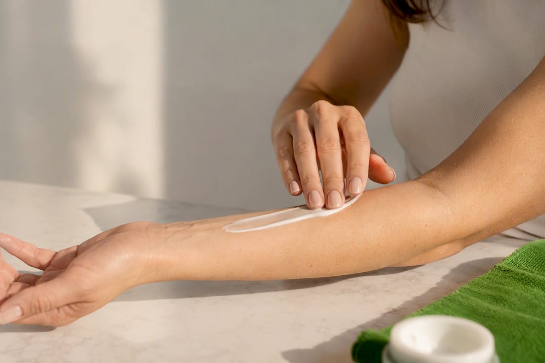 Aplicación de crema directamente sobre la piel