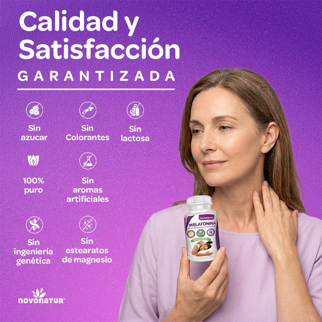 Mujer sosteniendo melatonina masticable Novonatur sin azúcar, sin lactosa y sin colorantes.